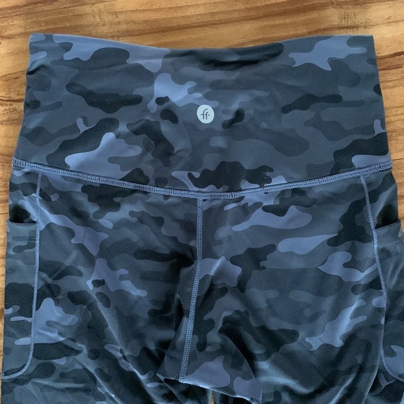 High-Waisted Workout Leggings- size medium (NWOT) - Picture 5 of 6